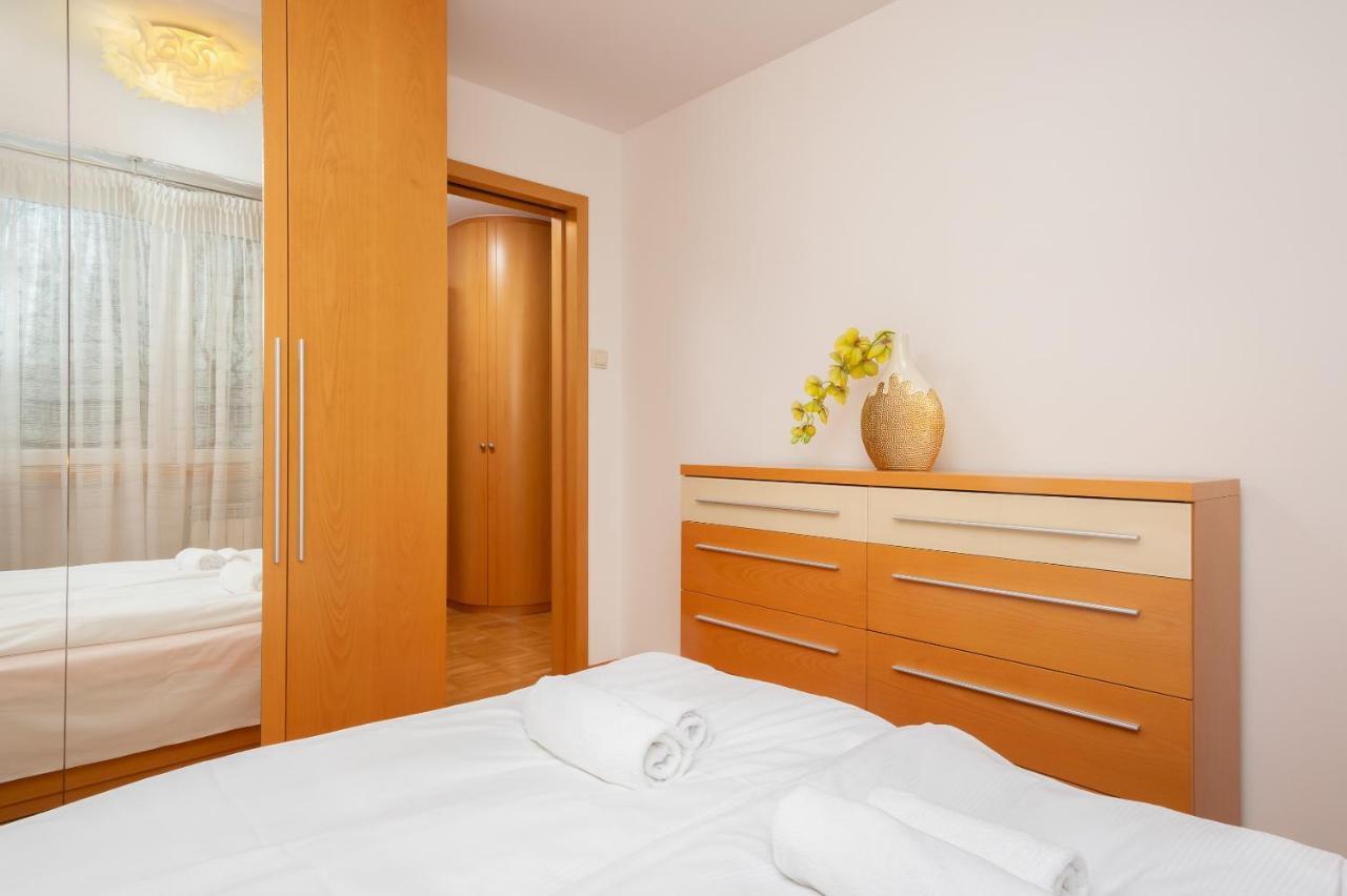 Two-Bedroom Family Apartment Esperanto Next To Klif By Noclegi Renters Warschau Buitenkant foto